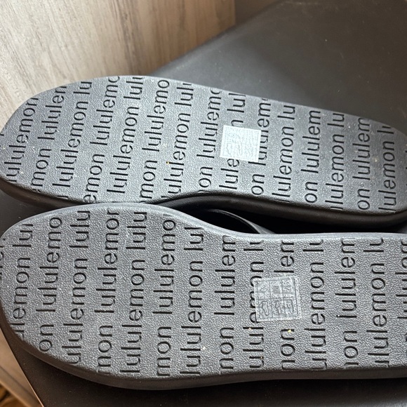 Lululemon Black Flip Flops. Brand new - Picture 3 of 3